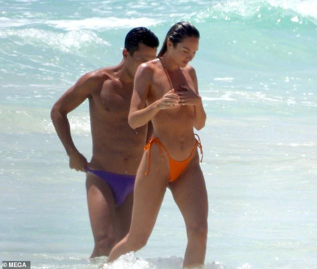 Thiên thần nội y Candice Swanepoel để ngực trần tắm biển bên bạn trai - Hình 2