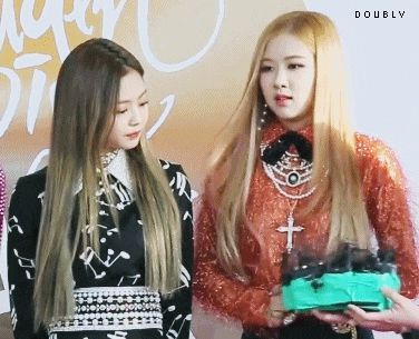 Điểm chung 2 mỹ nhân sát trai nhất Kpop Jennie - Taeyeon: Từ dính phốt thái độ, cà khịa thành viên cùng nhóm đến chiêu trò hẹn hò? - Hình 22