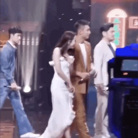 Nhìn thái độ của Địch Lệ Nhiệt Ba với Lý Hiện là hiểu rõ mối quan hệ của cô cùng bạn trai tin đồn Hoàng Cảnh Du - Hình 3