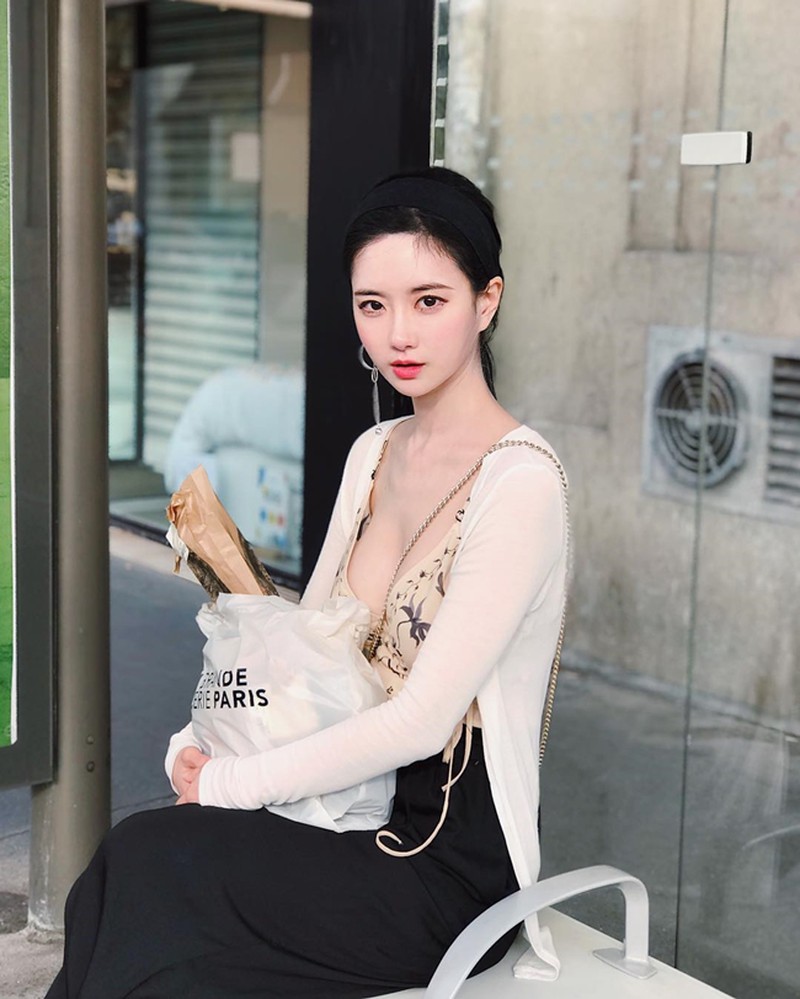 Nữ streamer siêu vòng một Hàn Quốc ăn mặc nóng bỏng nghẹt thở - Hình 2