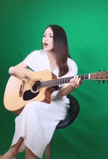 Hương Giang ngẫu hứng cover nhưng đánh guitar hết sức giả trân, giọng hát bị netizen chê thua cả Chi Pu? - Hình 1