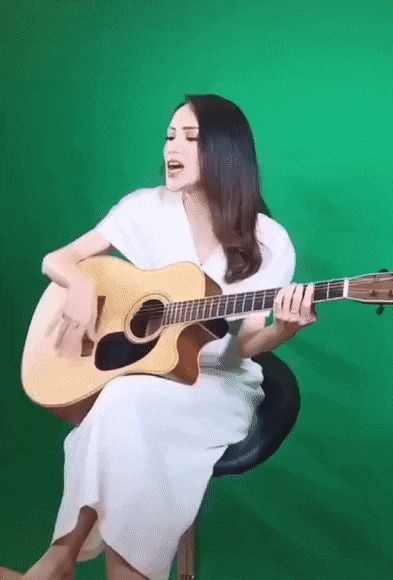 Hương Giang ngẫu hứng cover nhưng đánh guitar hết sức giả trân, giọng hát bị netizen chê thua cả Chi Pu? - Hình 2