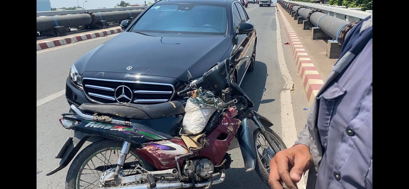 Dừng xe nhặt tiền gây tai nạn: Chủ xe Mercedes không bắt đền, mà còn tặng tiền và món quà giá trị - Hình 2