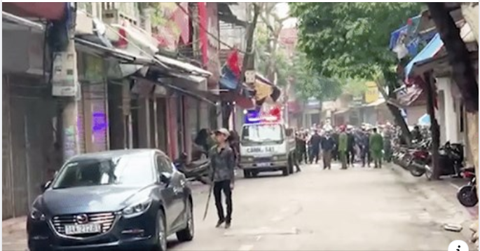 Ngáo đá cầm kiếm dài 1,2 m chém xe ô tô và nhà dân bên đường - Hình 1