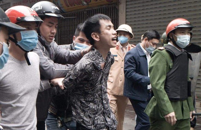 Ngáo đá cầm kiếm dài 1,2 m chém xe ô tô và nhà dân bên đường - Hình 3