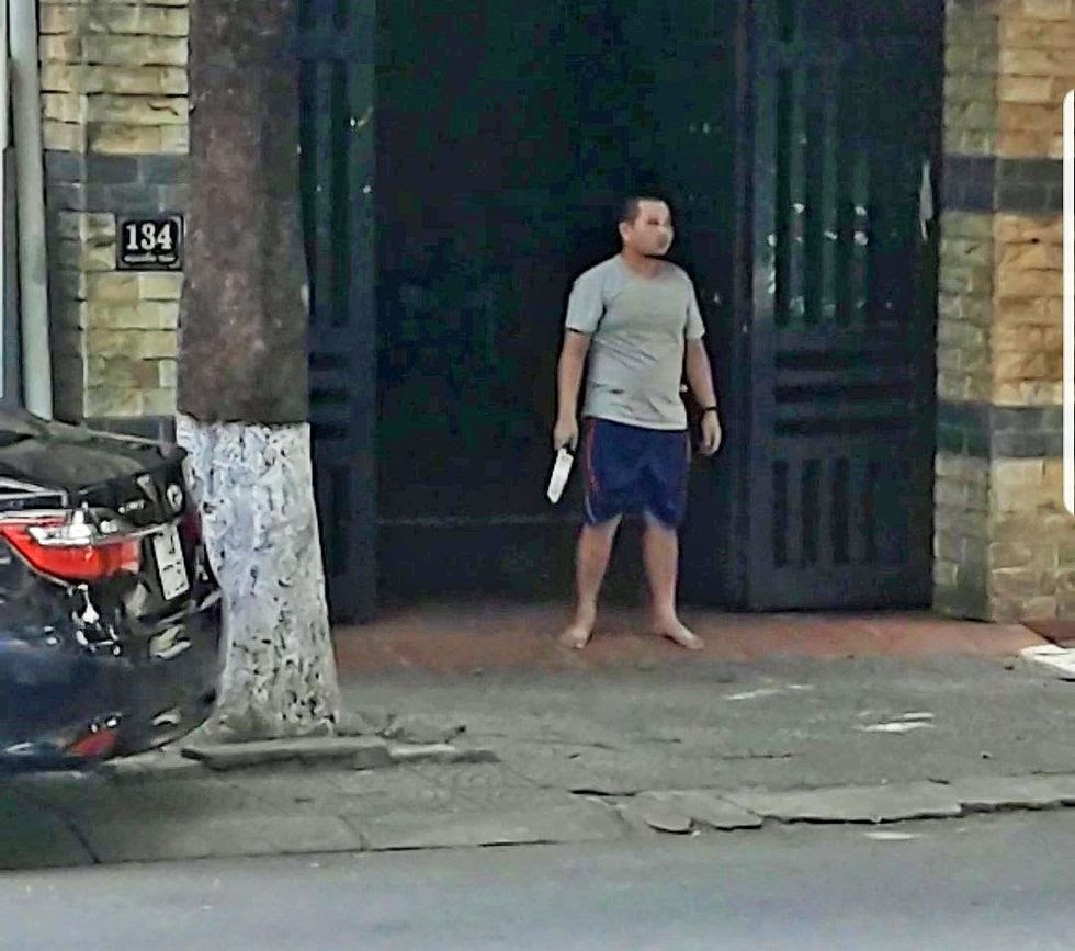Ngáo đá cầm kiếm dài 1,2 m chém xe ô tô và nhà dân bên đường - Hình 2