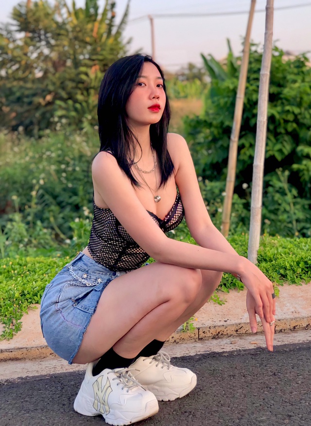 Hot girl Đồng Nai diện đồ gợi cảm, khoe khéo vóc dáng chuẩn đẹp - Hình 2
