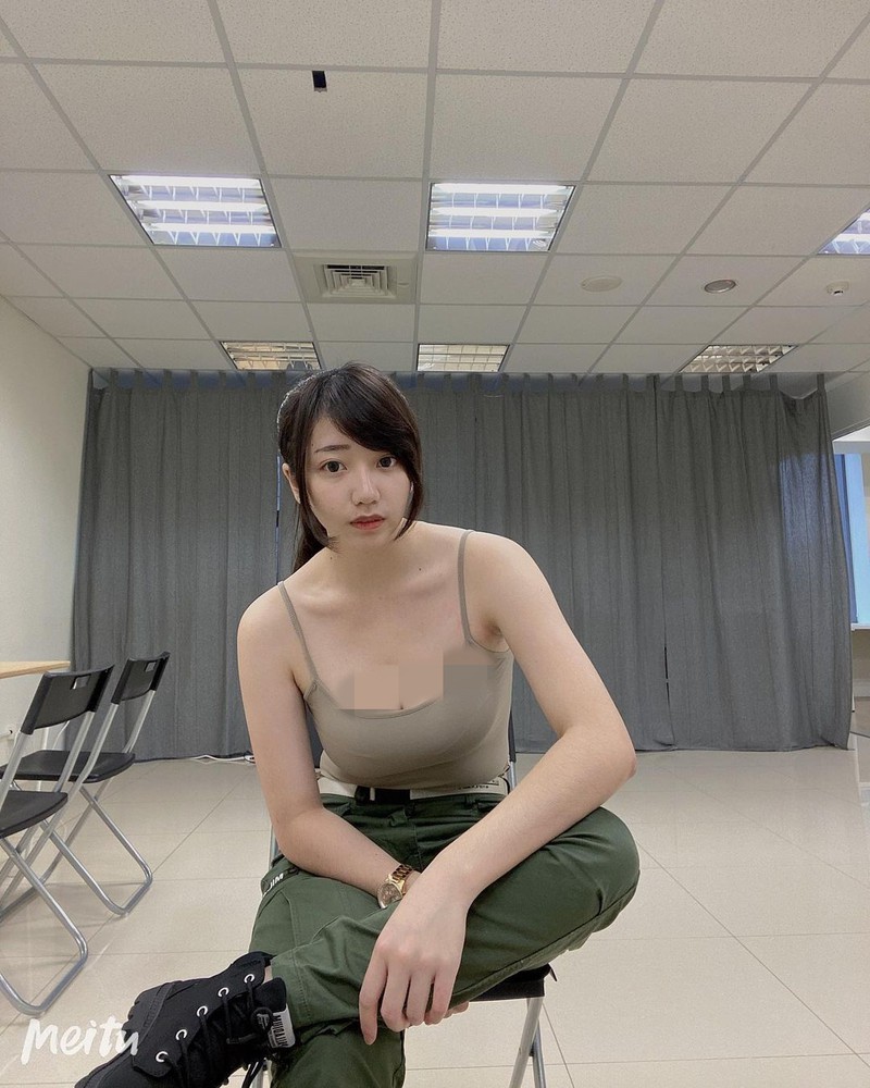 Nóng mắt gu ăn mặc hở bạo của nữ streamer Trung Quốc bị cấm sóng - Hình 7