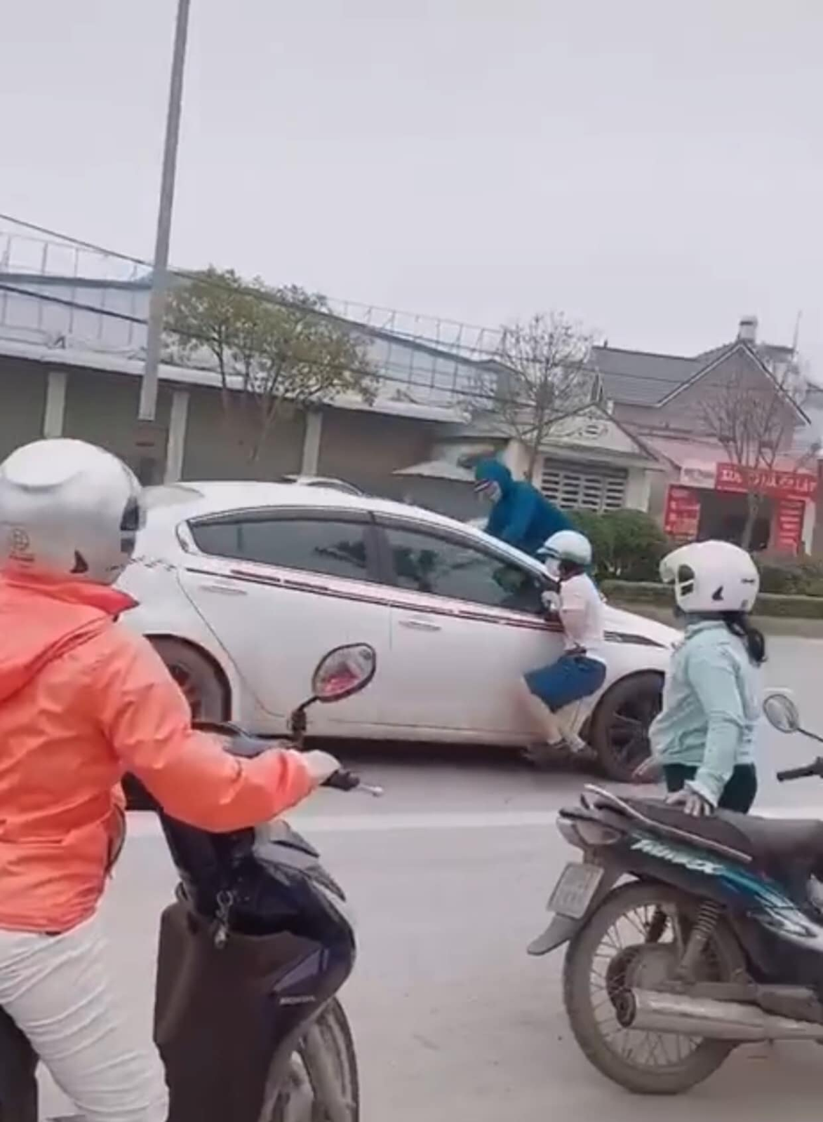 Vợ xanh chín với tiểu tam, đánh đu trên nóc capo chồng vẫn tiếp tục cho xe chạy - Hình 5