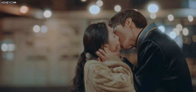 9 cặp đôi đẹp nhức nách ở phim Hàn: Kim Soo Hyun - Seo Ye Ji bao giờ công khai như Son Ye Jin nhỉ? - Hình 26