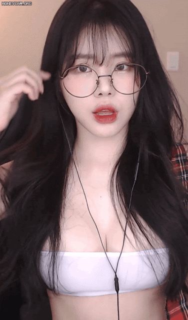 Chỉ dùng mảnh vải nhỏ để che vòng một khi lên sóng, nữ streamer bị cấm kênh lần thứ 15 trong 6 tháng - Hình 3