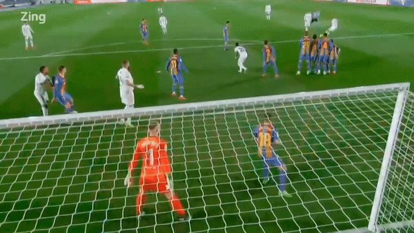 Messi nối dài trận tệ hại ở El Clasico - Hình 6