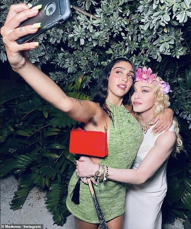 Con gái Madonna khoe ảnh selfie cùng mẹ, vô tư lộ violong vùng nách kém duyên - Hình 1