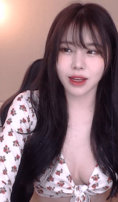 Tự quảng cáo Hôm nay không mặc nội y khi lên sóng, nữ streamer khoe mẽ, hớ hênh được vài giây thì bị cấm kênh ngay lập tức - Hình 2