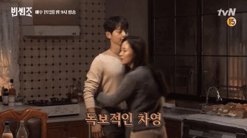 Hậu trường Vincenzo: Jeon Yeo Bin muốn gì cũng được Song Joong Ki chiều theo - Hình 7