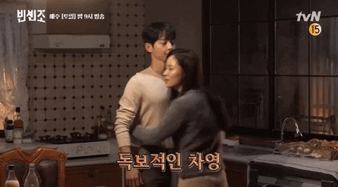 Song Joong Ki dùng tay che tai cho mỹ nhân Vincenzo, dân tình đòi đẩy thuyền bất chấp - Hình 2