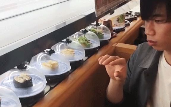 Hàng sushi băng chuyền ma quái: Cứ động tay vào là đồ ăn chạy nhanh vun vút, muốn khách phải giảm cân hay gì? - Hình 1