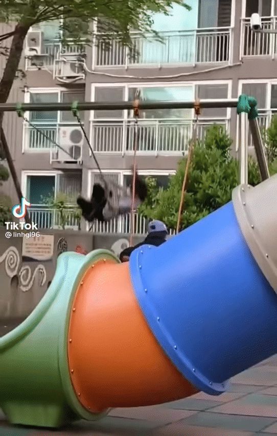 Thót tim với cảnh nữ sinh chơi xích đu, thế này ai dám nói con gái thùy mị, dịu dàng nữa đây? - Hình 1