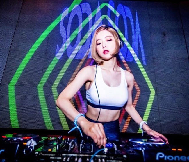 Gu thời trang cực nóng bỏng của nữ DJ sexy nhất Hàn Quốc - Hình 2