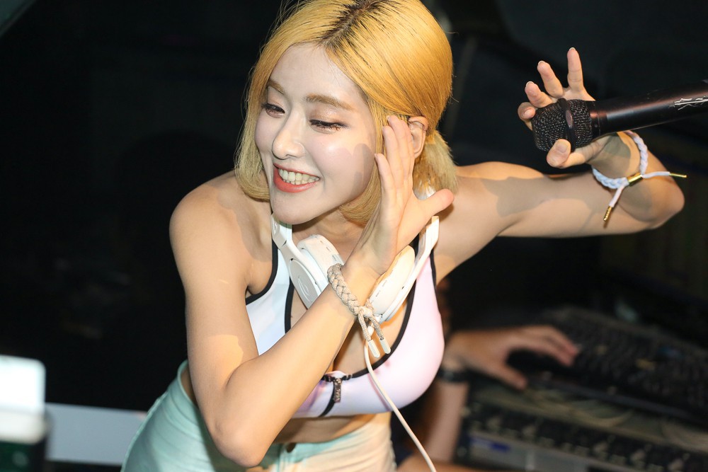 Gu thời trang cực nóng bỏng của nữ DJ sexy nhất Hàn Quốc - Hình 1