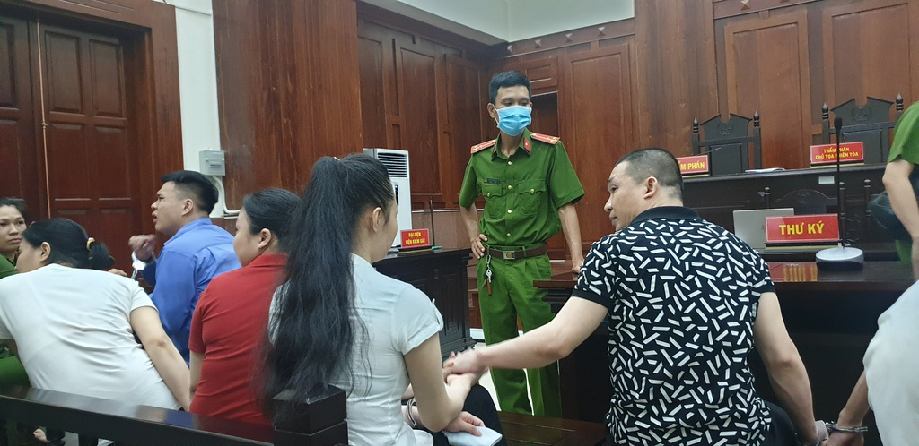 Văn Kính Dương và Ngọc Miu hôn tiễn biệt tại tòa nhưng ánh mắt ông trùmlại vô cảm lạ thường - Hình 4