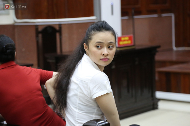 Văn Kính Dương và Ngọc Miu hôn tiễn biệt tại tòa nhưng ánh mắt ông trùmlại vô cảm lạ thường - Hình 3