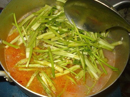 Công thức làm canh chua cá khoai nấu rau cần dành cho mùa hè - Hình 6