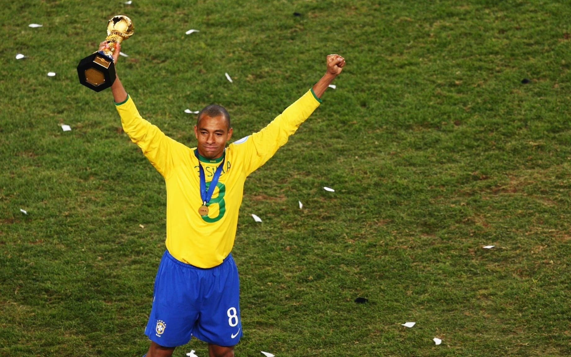 Gilberto Silva: Khi tình yêu bắt đầu từ chiếc radio - Hình 1