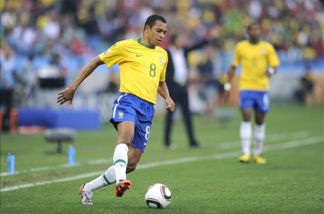 Gilberto Silva: Khi tình yêu bắt đầu từ chiếc radio - Hình 2