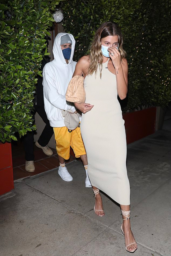 Hailey Bieber mặc gợi cảm đi ăn tối cùng chồng - Hình 1