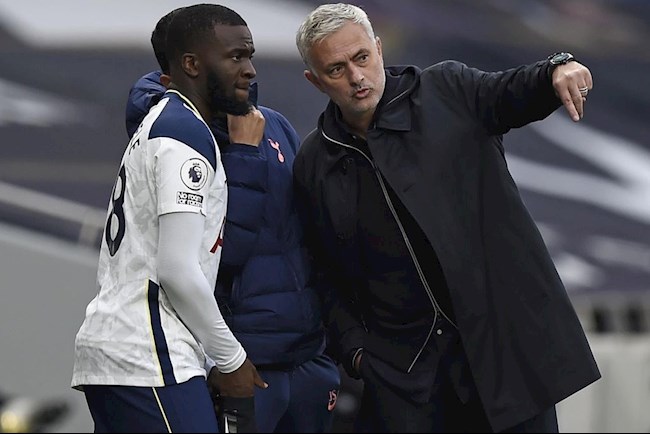 HLV Jose Mourinho vừa đấm vừa xoa bản hợp đồng kỷ lục của Tottenham - Hình 1