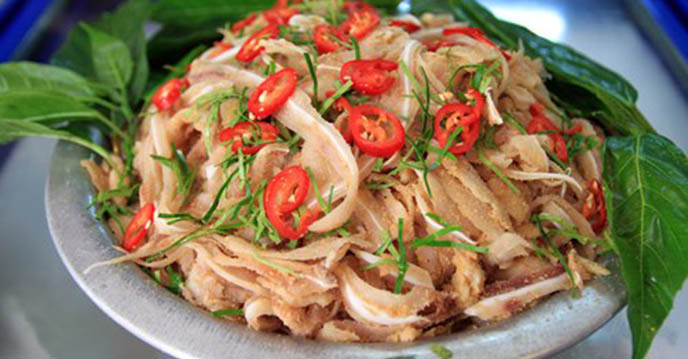 Học cách làm tai heo trộn thính cực ngon ngày cuối tuần - Hình 1