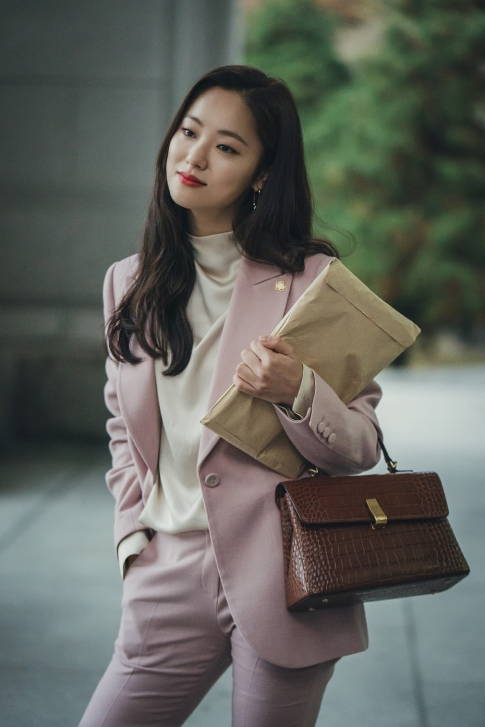 Jeon Yeo Bin tình mới của Song Joong Ki hài hước với màn động chạm gây bão cực mạnh - Hình 2