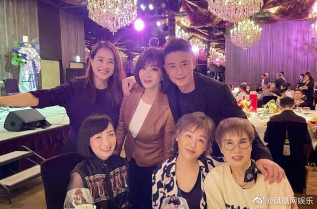 Lâm Tâm Như lộ diện hiếm hoi bên Hoắc Kiến Hoa, vòng 1 lấp ló và vòng 2 lớn bất thường chiếm trọn sự chú ý - Hình 2