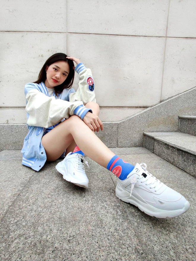 Linh Ngọc Đàm xứng danh yêu nữ hàng hiệu của làng streamer Việt, sneaker khó tìm cỡ nào chỉ cần thích là được! - Hình 4