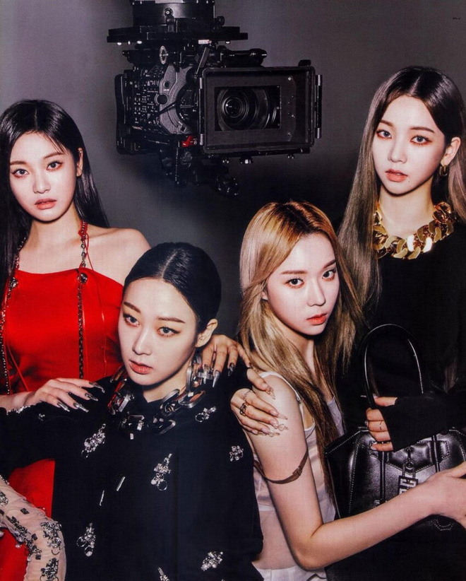Mật báo Kbiz: Hé lộ list tình cũ của Jisoo (BLACKPINK), Lisa bị nam thần 1m91 phản bội, Kim Woo Bin - Shin Min Ah sắp cưới - Hình 1