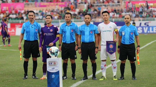 Sự 'nuông chiều' của trọng tài làm hỏng V.League - Hình 1