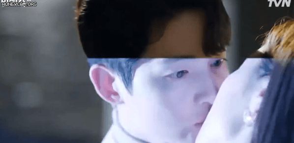 Song Joong Ki gây sốt cực mạnh với màn hôn ngọt ngào cùng bạn gái, Song Hye Kyo bị réo tên không thương tiếc - Hình 3