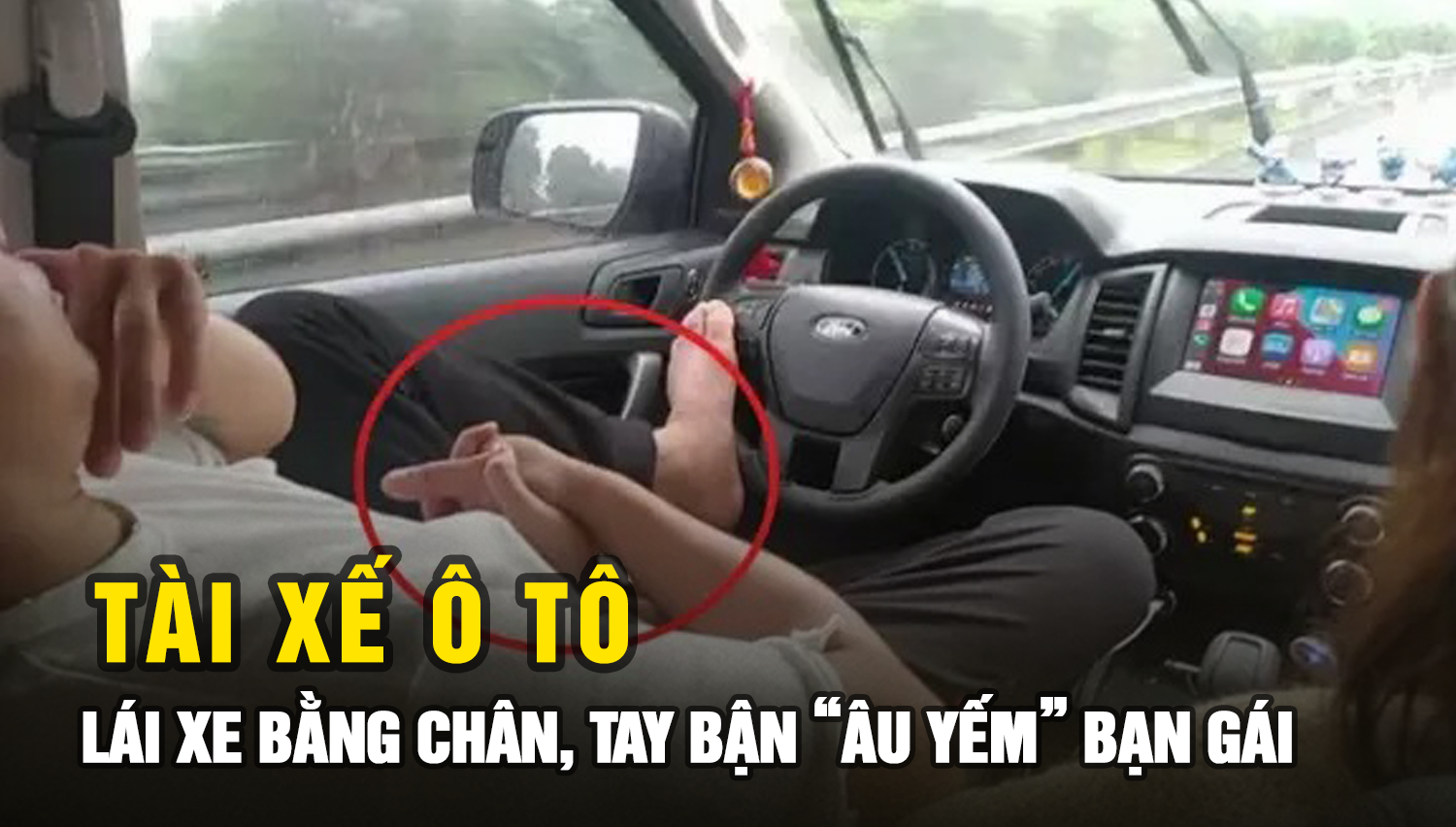 Tài xế lái xe bằng chân, tay bận âu yếm bạn gái trên đường cao tốc - Hình 4