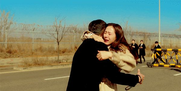 6 cái ôm ngọt tan chảy trên phim Hàn: Son Ye Jin - Hyun Bin vẫn luôn là chân ái! - Hình 11