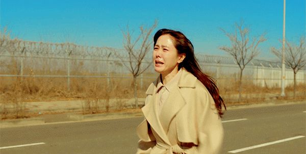 6 cái ôm ngọt tan chảy trên phim Hàn: Son Ye Jin - Hyun Bin vẫn luôn là chân ái! - Hình 10