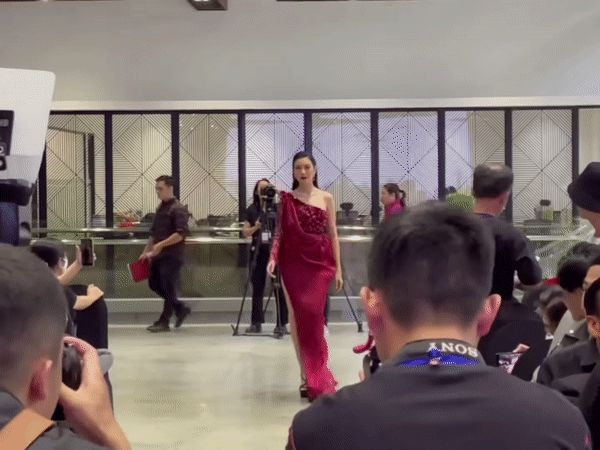 Mâu Thủy so tài catwalk cùng Minh Tú - Thúy Vân: Thần thái đang ngời ngời thì tự nhiên... vấp một cái - Hình 4