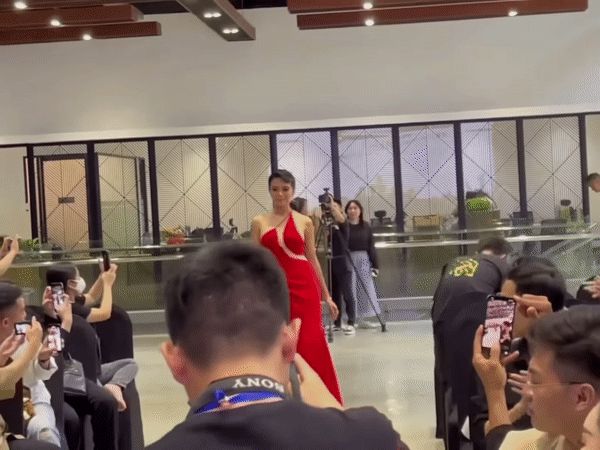 Mâu Thủy so tài catwalk cùng Minh Tú - Thúy Vân: Thần thái đang ngời ngời thì tự nhiên... vấp một cái - Hình 5