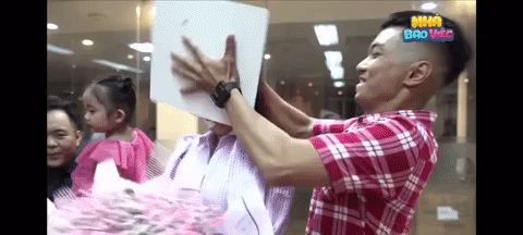 Phan Hiển bị phản ứng dữ dội vì úp trọn bánh kem vào mặt Khánh Thi, chính chủ phải lên tiếng đính chính ngay và luôn - Hình 1