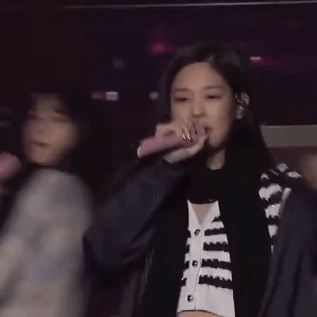 Vừa đổi style ăn mặc, Dương Mịch đã vướng nghi vấn sao chép Jennie (BLACKPINK) - Hình 4