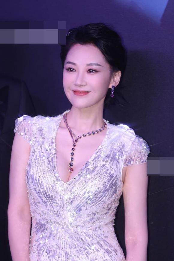 Hứa Tình - Thánh Cô của Tiếu ngạo giang hồ xuất hiện gợi cảm khiến các ngôi sao khác bị lu mờ - Hình 1