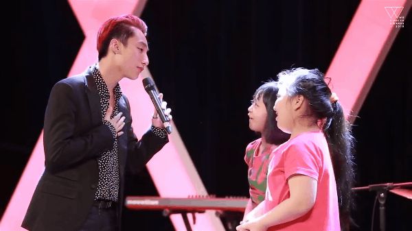 Khoảnh khắc đáng yêu: Sơn Tùng M-TP song ca cùng 2 fan nhí nhưng xuất hiện cú twist khiến chính chủ cũng phải đứng hình - Hình 1