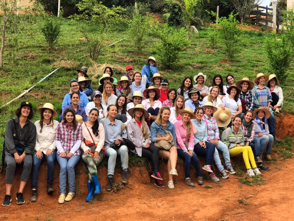 Noiva do Cordeiro - Ngôi làng kỳ lạ toàn gái đẹp, phải đăng báo tìm chồng và điều kiện oái oăm - Hình 4