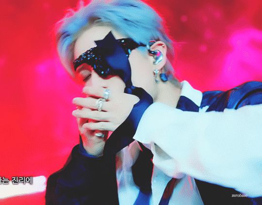 8 thiên tài biểu diễn của Kpop: Đại diện BTS không phải là cỗ máy nhảy Jimin, Jennie từng b.ị ch.ê thái độ vẫn lọt top - Hình 11