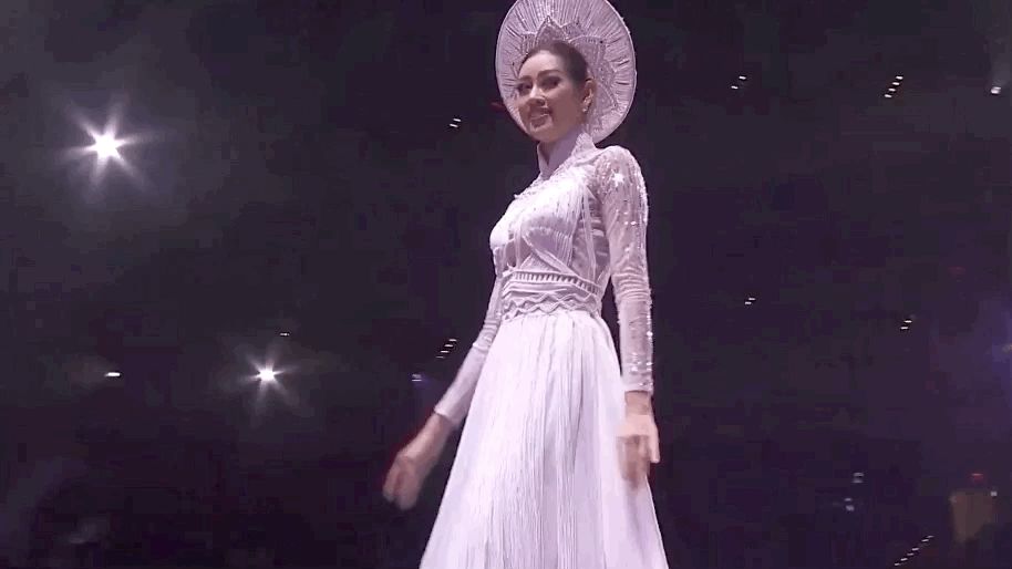 Đêm thi quốc phục Miss Universe: Khánh Vân lộ diện cực thần thái với cú xoay catwalk gây sốt cùng Kén Em tỏa sáng trên sân khấu - Hình 4